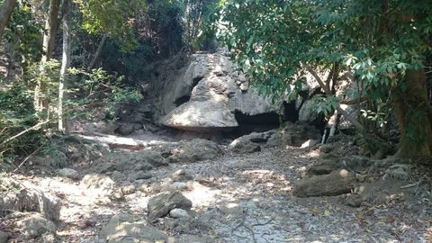 น้ำตกห้วยแม่ขมิ้น! แห้งสนิทแล้ว 3 ชั้น ผลพวงภัยแล้ง ร้อน ฝนน้อย