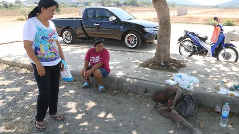 นายอำเภอสัตหีบช่วยเหลือชายเร่ร่อนอาศัยร่มเงาไม้ นำเข้าสถานสงเคราะห์ 