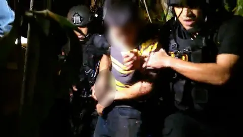 รวบตัวแล้ว คนร้ายแหกด่านตำรวจที่ปทุมธานี นำตัวไป สภ.ธัญบุรี (ชมคลิป)