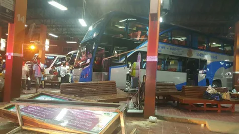 เกิดอุบัติเหตุรถทัวร์พุ่งขึ้นชานชาลา สถานีขนส่งลำปาง มีผู้บาดเจ็บ 5 ราย