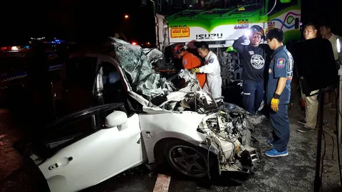 หนุ่มซิ่งเก๋งแซงโค้งสายปากช่อง ไม่พ้นประสานงาพ่วง 22 ล้อ ดับ 2 เจ็บ 1 