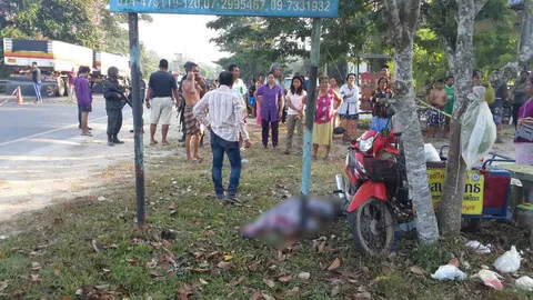 2 คนร้ายจ่อยิงอดีต ผญบ. ขณะช่วยพระเก็บอาหารจาก ปชช. ที่นำมาใส่บาตร