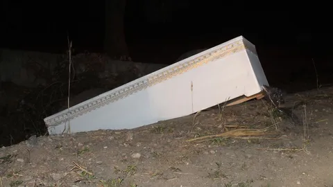 'กระบะขนโลงศพ' หล่นบนถนน ชาวบ้านแตกตื่นแห่ดูเลขฝาโลง หวังแทงหวย! 