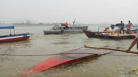 คลื่นเรือสินค้าจีนซัดเรือ นทท.ฝรั่งเศสล่มหวิดดับกลางโขงที่ อ.เชียงแสน 