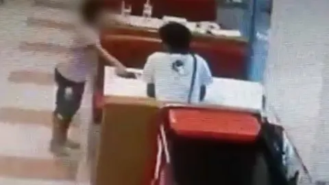 วงจรปิดแฉ! หนุ่มสั่งเด็กสวมบทโจร ฉกมือถือกลางร้านฟาสต์ฟู้ด