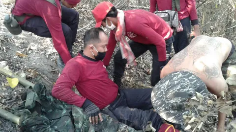 หน.ชุดดับไฟป่าฯ ตกเขาขณะดับไฟ ต.ยางน้ำกลัดเหนือ ขาขวาหักต้องหามส่ง รพ.