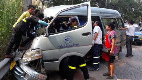 หวิดตกเหวลึก! รถตู้ไหลลงเขาเกาะช้าง เบรกไม่อยู่ พุ่งอัดเสาไฟ