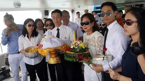 ครอบครัวนำอัฐิ 'น้องเบนซ์' ลอยอังคารกลางอ่าวสัตหีบ