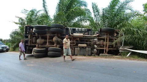 สิบล้อแหกโค้งเมืองคอน รถคว่ำเทกระจาดปาล์ม ดับ 1 เจ็บ 1