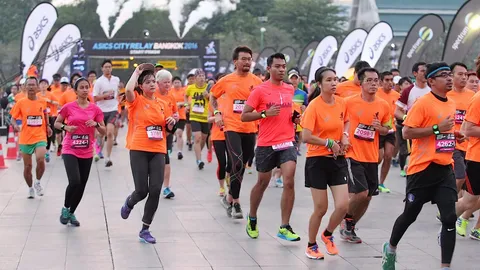 'วิ่งผลัดกลางคืน' คึกคัก! ชมความงามพระบรมมหาราชวัง