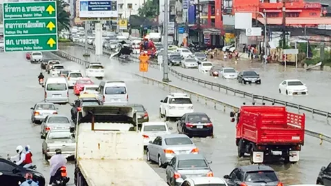 พัทยาฟ้ารั่ว ฝนฤดูร้อนถล่มร่วมชั่วโมง ทำน้ำท่วม-รถติดหนึบ