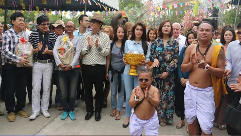 'ปู ไปรยา-สุรชัย' นำดาราทอดผ้าป่าวัดป้อมรามัญ แฟนคลับร่วมบุญอื้อ