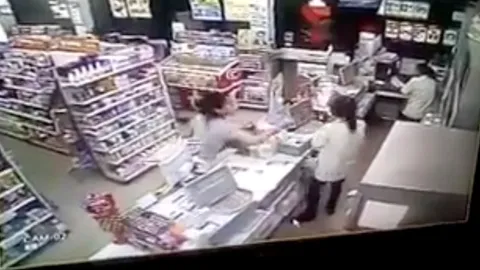 ตร.เร่งตามตัว! สาว 19 สาดโจ๊กอดีตเพื่อนร่วมงาน ในร้านสะดวกซื้อ ย่านปทุมฯ