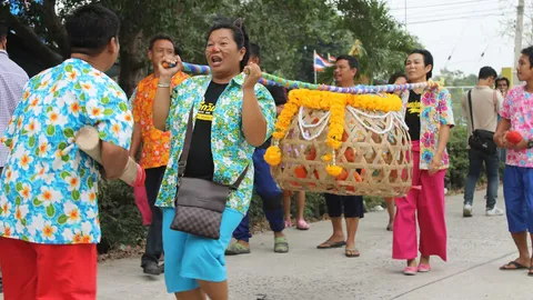 แห่นางแมวขอฝนเล่นสงกรานต์-ซ่อมประปาน้ำไม่ไหลหน้าร้อน