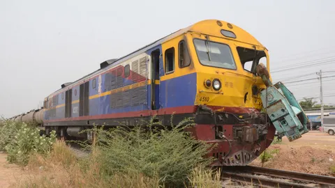 รถไฟชนเทรลเลอร์บรรทุกปั้นจั่น พขร.-ช่างเครื่อง เจ็บ 2