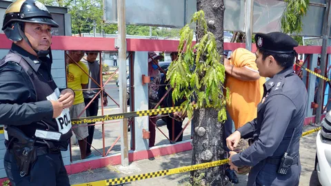 ตื้บน่วม! รวบ 2 หนุ่มพม่าขโมยหอยขาย พ่อค้าไม่รับซื้อกลับยิงปืนขู่