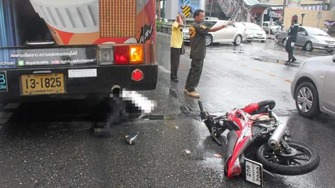 ฝนตกถนนลื่น! จยย.เสียหลักล้ม เมล์เหยียบสาวใหญ่ดับ