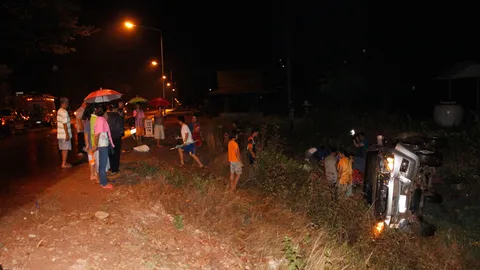 ฝนตกถนนลื่น ขับรถไม่ระวัง กระบะพลิกคว่ำ เจ็บยกคัน อ.นาแก นครพนม 