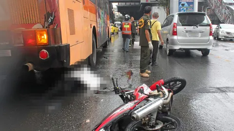 ฝนตกถนนลื่น ทำสาวจยย.ล้ม มุดท้องรถเมล์ ถูกล้อขยี้หัวเละ