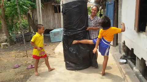 สุดลำบาก! พบเด็กสองพี่น้อง ชาย-หญิง อยุธยา ต่อยมวยเลี้ยงพ่อพิการ