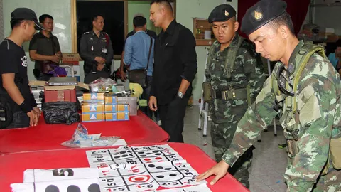 ทหารบุกจับบ่อนไฮโลย่านดอนเมือง รวบ 62 นักพนัน ของกลางอื้อ!