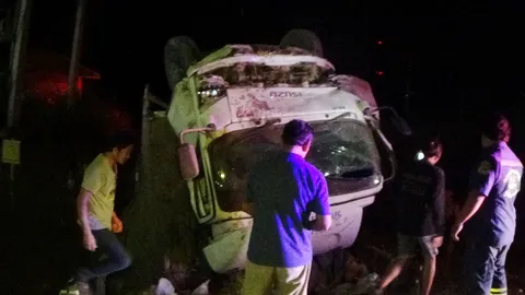 หวิดสลด รถทัวร์กรุงเทพฯ-น่าน เสยท้ายสิบล้อ