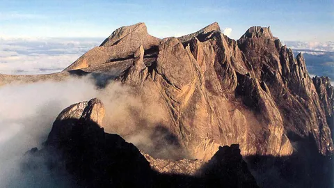 หายผวาแผ่นดินไหว! นักปีนเขาหลายพัน หวนกลับมาปีนเขาคินาบาลู