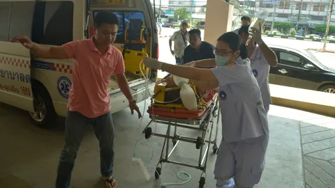 ชายต่างชาติตกชั้น 2 เรือ ร่วงลงทะเลตราด หัวแตก หมดสติ อาการสาหัส