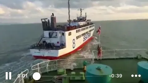 แชร์ว่อนเน็ต! ผู้โดยสารโชว์คลิป เรือเฟอรรี่เกาะสมุย แล่นปาดหน้ากัน