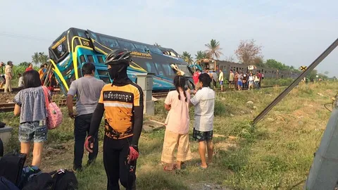 ชมคลิป รถบัสไปไม่พ้น ชนรถไฟที่นครปฐม ตาย 3 เจ็บเพียบ