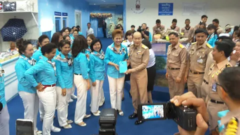 ผบ.ทร.เยี่ยมชมบูธงานกาชาด 59 ของเหล่าทัพ และสมาคมภริยาทหารเรือ