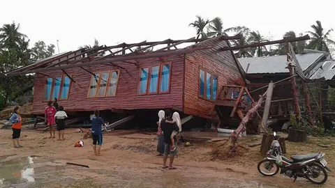 พายุลูกเห็บถล่ม 'ปะคำ-นางรอง' จ.บุรีรัมย์ บ้านเรือนเสียหาย! 