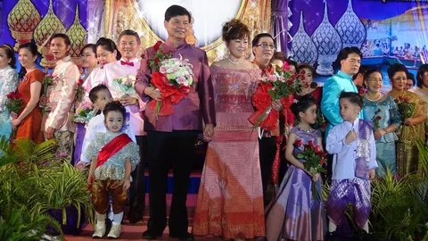 เก๋ไก๋การกุศล! ผู้ว่าฯ ระยองควงภริยาสวมชุดผ้าไหมเดินแฟชั่นโชว์ 