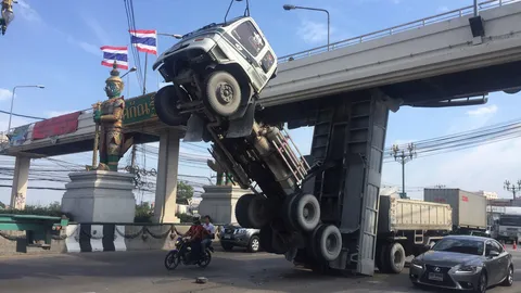 แนะเลี่ยง ถ.กิ่งแก้ว ซ.1 สิบล้อดัมพ์ค้าง ชนสะพานลอย เร่งกู้