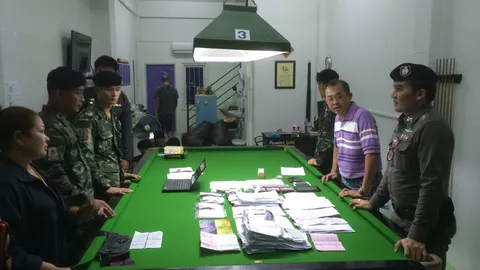บุกจับพนันบอลย่านลำลูกกา เปิดโต๊ะสนุ้กบังหน้า รวบ 9 ผู้ต้องหา