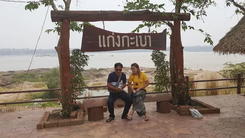 นักท่องเที่ยวนับหมื่น หลั่งไหลหนีร้อนเที่ยวแก่งกะเบา มุกดาหาร