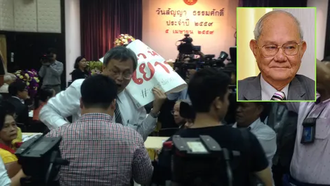 จ่านิว โผล่ป่วน มีชัย ถามปมร่าง รธน.-นร.ชูป้ายทวงสิทธิ์ศึกษา ม.ปลาย