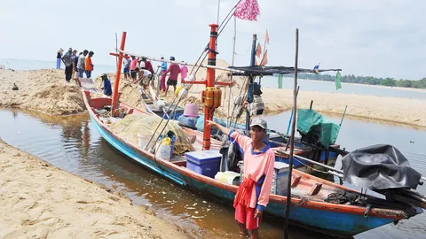 ประมงพื้นบ้านเดือดร้อน! คลื่นซัดทรายปิดทางเข้า-ออกทะเล วอนรัฐช่วยเหลือ