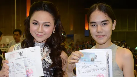 เกณฑ์ทหารโคราชคึกคัก ฮือฮาสาวประเภท 2 ใส่ชุดนศ.-กระโปรงสั้นมานั่งคัดด้วย