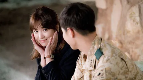 เตรียมหมอนให้พอ 'Descendants of the Sun' ปล่อยภาพ 'ยูชีจิน-คังโมยอน'