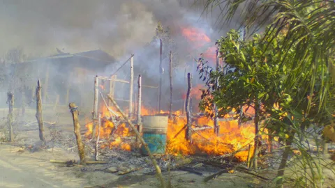 เพลิงไหม้บ้านกะเหรี่ยง ใน อ.พบพระ วอด 15 หลัง กว่า 50 ชีวิตไร้ที่อยู่