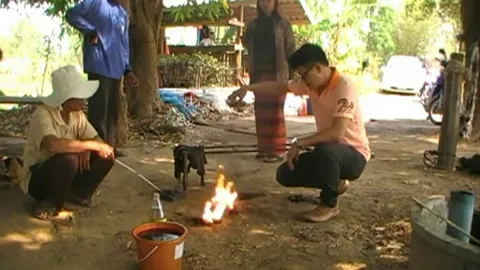 2ผัวเมียชัยภูมิ งง! สูบบ่อบาดาลร้าง ได้น้ำคล้ายน้ำมัน จุดไฟติดลุกพรึบ