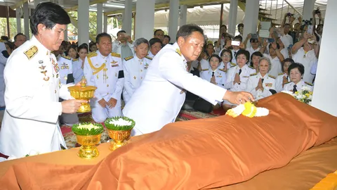 ในหลวงพระราชทานน้ำหลวงสรงศพ หลวงปู่บุญหนา ที่วัดป่าโสตถิผล