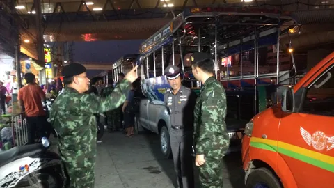 ทหารบุกจับสองแถวเถื่อนย่านบางใหญ่วิ่งทับเส้น เป็นของตร.-อดีตกำนัน