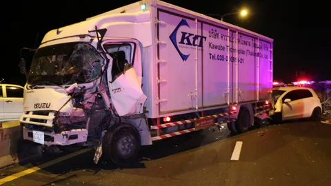 หกล้อชนตู้คณะแพทย์ศัลยกรรมจอดเสีย คาด่วนบูรพาวิถี ดับ 4 เจ็บ 1