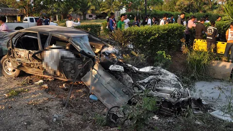 อดีต 'ดาบตำรวจ' ซิ่งเก๋ง เสียหลักชนต้นไม้ข้างทางดับ 3 สาหัส 1 