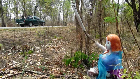 หลอน! แม่นาคอุ้มลูกโบกรถริมถนน หวั่นรูปปั้นทำเกิดอุบัติเหตุ