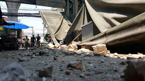 ระทึก! อาคารเก่าตึกร้าง 2 ชั้น สุขุมวิท 93 ถล่มเจ็บ 1 ราย