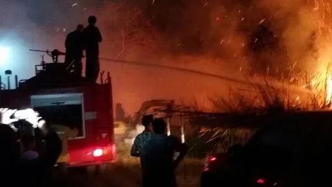 เผากิ่งไม้ลามติดป่าหญ้า! ไหม้ รง. ย่านคลองสาม-บ้านพักคนงาน เสียหาย