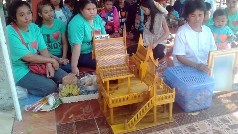 ถวายเรือนไทยจำลอง แก้บนศาลปู่ฟ้าระงึม หลังจับผู้ใหญ่บ้านคดีน้องโสนได้ 
